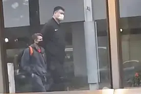 姚明现身悉尼肚腩抢镜，体重疑超400斤，被曝已移民澳洲真假难辨图片