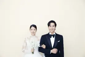 朴信惠今日大婚，婚纱照曝光美如仙子，牵手丈夫崔泰俊笑容甜蜜图片