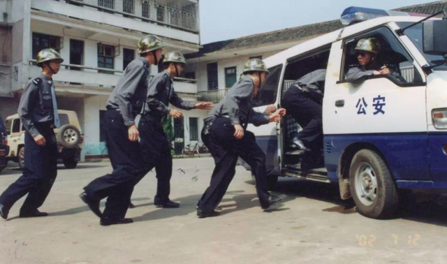 10年强奸380多人，把整个拳头塞进女子体内，警犬见了瑟瑟发抖！