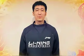 辽篮拜年趣事！轩皇笑喷球迷，继伟恩爱，双外好中文，全家福太暖图片