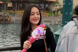 展露身材、不穿衣、秀美背，这些女明星的穿衣到底有多自由？图片