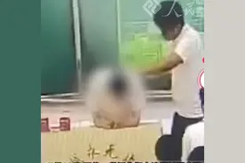 惊呆全校！男生疯狂玩手机，老师超生气狠踹他的屁股！图片