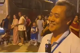 竟有后续！ 青岛嚣张大爷小人嘴脸驱赶大学生摊主， 终被景区辞退！图片