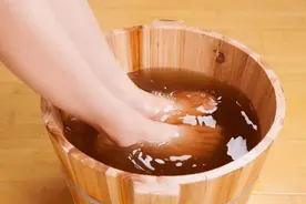经常用热水泡脚，身体能收获什么？提醒：这4类人泡了脚或反伤身图片