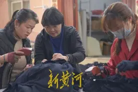 能带娃“去上班”！这家服装厂的工人全是“宝妈”图片