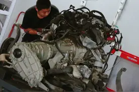 大哥2014年花100万买的奥迪Q7，现在就值10万块，含泪进厂大翻新图片