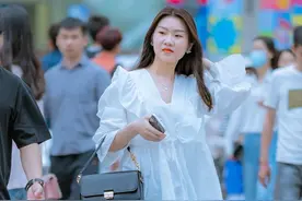 纯白的连衣裙配上小白鞋，简约时尚，清新素雅图片