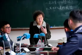 江苏某教师晒出退休金，颠覆了网友的想象，怪不得这么多人竞争图片