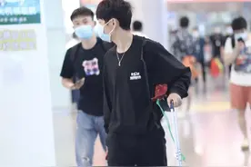 何炅怎么那么瘦，穿卫衣束脚裤走机场目测80斤，172身材像初中生图片