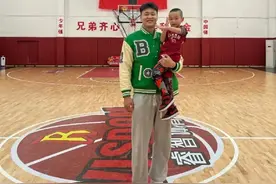 赵睿与亲弟弟罕见同框！兄弟二人皮肤偏黑很相似，年龄差距超20岁图片