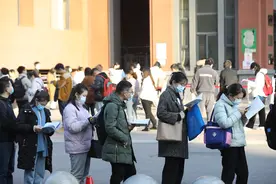 “7成进入体制内”上热搜：“风险厌恶”是人的本能，清华北大毕业生也不例外图片