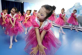 辣妈穿旗袍大秀身材，舞姿妖娆风情万种，周围男家长表情亮了图片