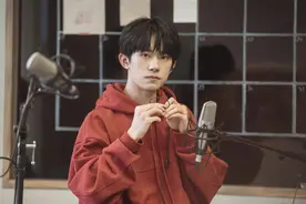 疑工作人员爆料易烊千玺身高仅169.5，吐槽他头大肩窄要缝肩垫图片