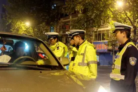 60岁以上没驾照的老人，可以驾驶哪些代步车？交警：这两种随便开图片