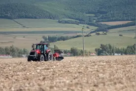 国家队混动拖拉机下线，国产拖拉机提前进入电动时代图片