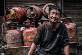 美好时代下的印度贫民窟：有的人活下去，就已经拼尽全力图片