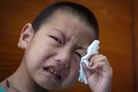 男孩2岁被妈妈抛弃，烫伤后又遇车祸，00后姑姑辞职回家带他求医图片