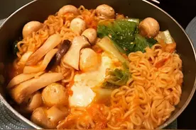 宅家必囤的3款速食，好吃饱腹又方便，最后1款，料足汤鲜面劲道图片