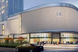 胖东来老板近照曝光，网友：他身家70亿，却手捧面碗像个乞丐图片