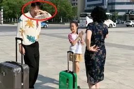 央视主持杨帆泣不成声，和年轻丈母娘难舍难分，女儿在旁不知所措图片