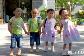 全球罕见！双同卵双生四胞胎萌娃上学啦图片