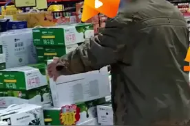 善意的谎言！老人给生病妻子买奶老板免费赠送图片