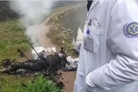 监控记录真实一幕，触电后为啥松不开手？如何自救？图片