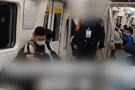 男子在地铁上大声播报站名，天津地铁：是职工个人行为，已对其进行了批评教育图片