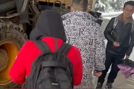 湖南男子暴雪天开铲车接娃放学，随后一举动让网友直呼太酷了图片