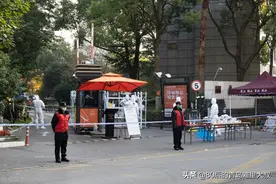 男子去前妻家看望儿子，遇小区封闭管理，只好住前妻家，引发反思图片