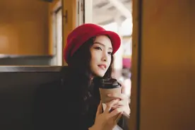 火车上的爱情故事：从摇晃中醒来，遇见心动的他图片