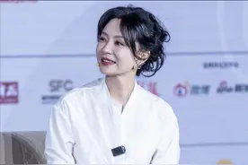 48岁陈数带火了70后新穿搭：白衬衫+阔腿裤，时髦减龄又显贵图片