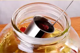 蛇酒变蛇尸酒！8条毒蛇泡酒22年，喝了一杯后中毒，怎么这么毒？图片