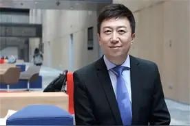 央视主持人陈伟鸿：55岁依然儒雅知性，一儿一女让人很羡慕图片