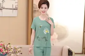 会穿的女人，到了40岁是不穿裙子的，她们一般会选择时髦的套装图片