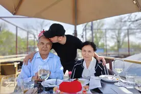 央视主持尼格买提为父母庆生！吃光满满一桌菜，吻爸爸额头好亲昵图片