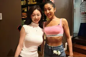 刘欢豪宅宴请学生，吉克隽逸超短裙露脐装太性感，把师母看尴尬了图片