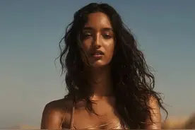 178cm黑芭比近照爆火！逆天长腿让全网破防：此腿只应天上有！图片