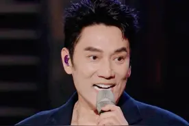 当56岁李克勤和54岁林依轮同框，才彻底承认，港星保养真的太绝了图片