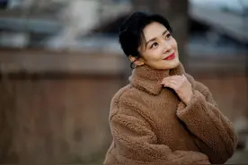 周涛美人不迟暮，穿着简约、气质大方，美得让人猜不出真实年纪图片