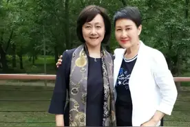 当张凯丽与黄梅莹同框，才发现，60+女人，真就发型+穿搭决定气质图片