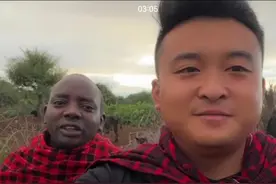 非洲小五的两个保镖深藏不露妥妥的富二代，酋长的儿子也住牛粪房图片