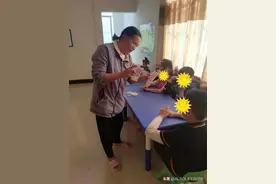 老大自闭症无学可上，老二发育迟缓被拴了4年，结局来了——图片