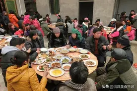 沈阳大爷参加婚宴，随礼50喝光2瓶名酒，事后“打包”行为引非议图片