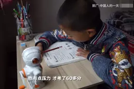 6岁男孩5点起床给痛风妈妈打针输液，街边乞讨攒手术费，太感人图片