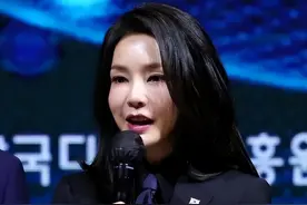 50岁韩国第一夫人：“硅胶脸”美出圈，却在48岁朱莉面前彻底输了图片