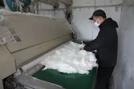 天气寒冷！“弹棉花”生意红火图片