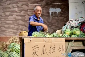 73岁爷爷卖西瓜救孙女 全国网友20小时直播云守护瓜摊图片