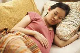 “躺女儿睡儿子”？通过孕妇睡觉来判断胎儿性别，真的准确吗？图片