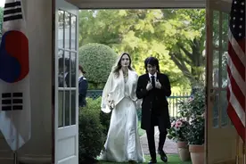 安吉丽娜朱莉带养子出席国宴！穿白衣出场艳压韩国夫人，成名场面图片